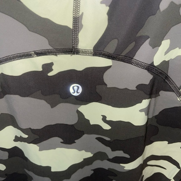 lululemon athletica Camo Short Sleeve Tee - Green and Black - Picture 4 of 4